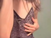 純情白絲正妹在床上開發她的小穴